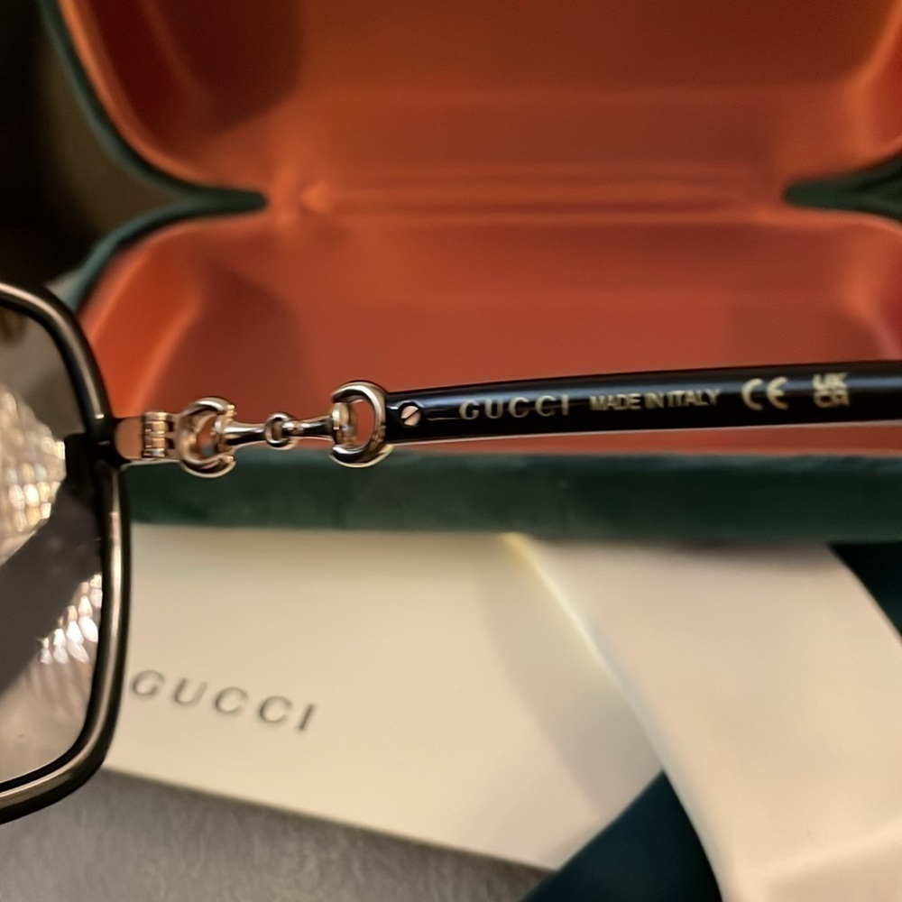 NWOT GUCCI BLACK OVERSIZED SUNGLASSES WITH PAPERWORK - Picture 4 of 7